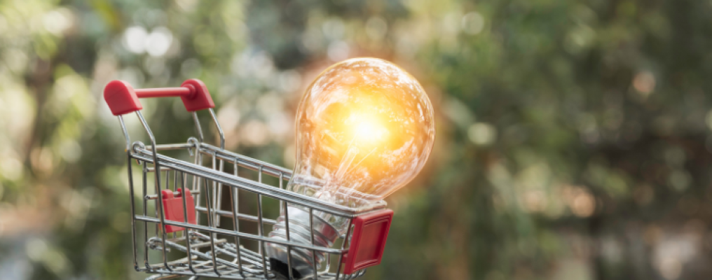 Um carrinho de compras de supermercado com uma lâmpada dentro