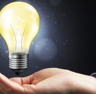 mão segurando a lâmpada representando o supridor de última instância