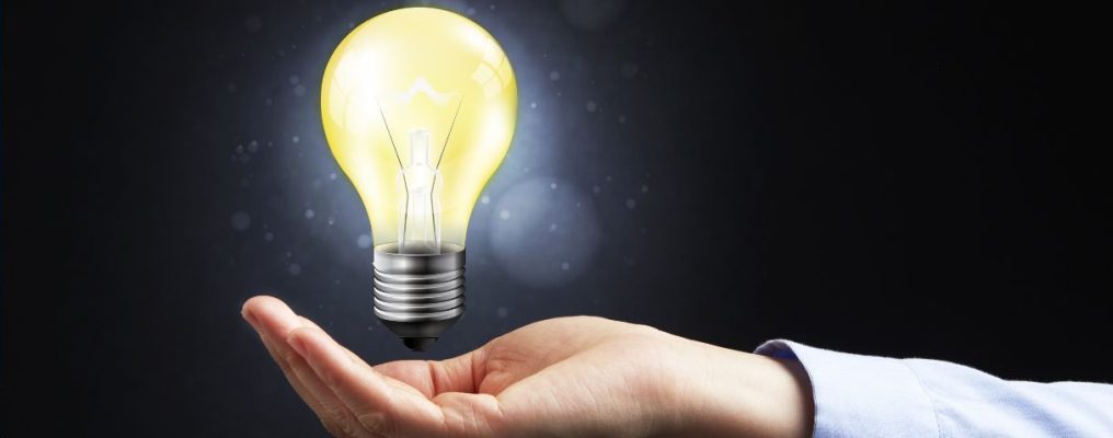 mão segurando a lâmpada representando o supridor de última instância