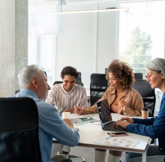 Conselho de consumidores reunido para debater tarifa de energia.