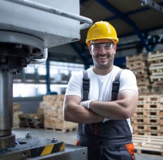 Homem trabalhando na indústria pensando na reposta da demanda.