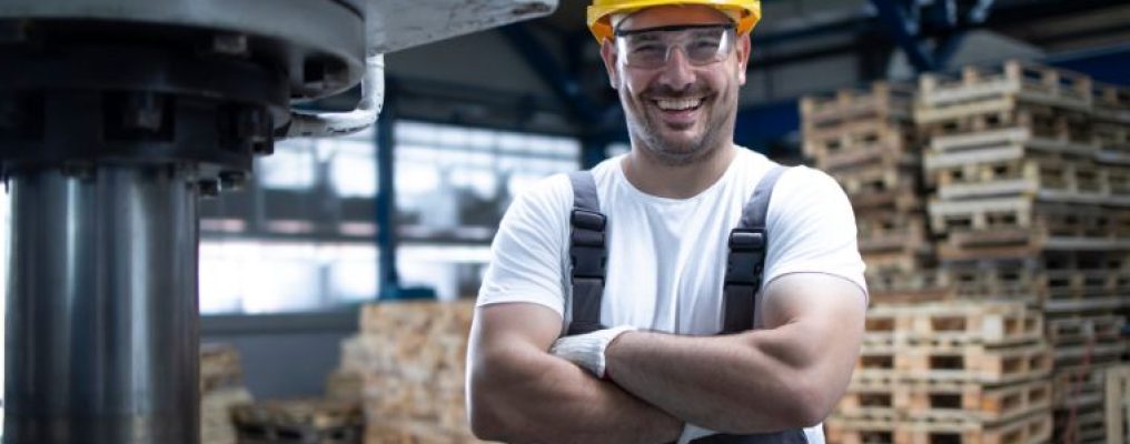 Homem trabalhando na indústria pensando na reposta da demanda.