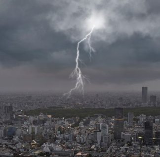 Eventos climáticos extremos, como tempestades, desafiam a resiliência das redes elétricas.