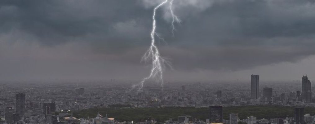 Eventos climáticos extremos, como tempestades, desafiam a resiliência das redes elétricas.